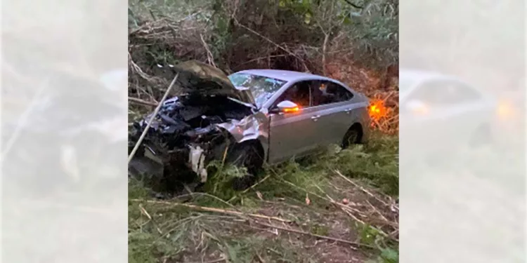Al fondo de un barranco de 20 metros terminó el vehículo Volkswagen tipo Jetta.