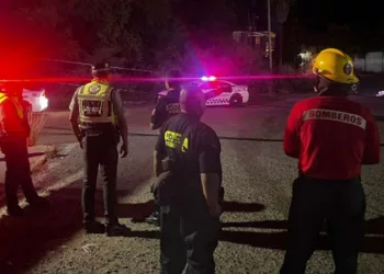 Atienden caída de poste de telefonía en la carretera Huajuapan-Tehuacán.