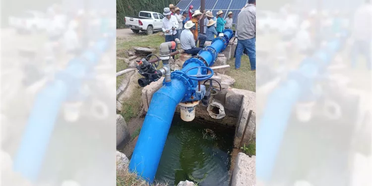 Foto: Conagua // Abasto de agua para productores de maíz de la mixteca alta oaxaqueña.