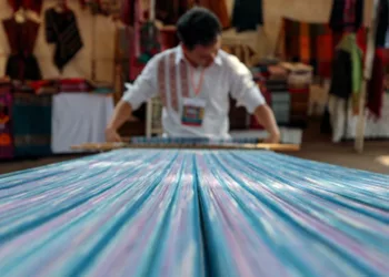 Artesanas y artesanos oaxaqueños comparten la riqueza de los saberes y técnicas textiles de Oaxaca.