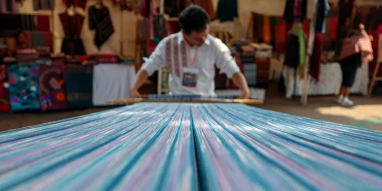 Artesanas y artesanos oaxaqueños comparten la riqueza de los saberes y técnicas textiles de Oaxaca.
