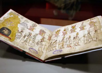 La muestra reúne facsimilares, piezas arqueológicas y otros documentos históricos.