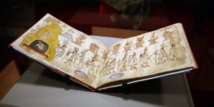 La muestra reúne facsimilares, piezas arqueológicas y otros documentos históricos.