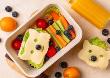 Cuando los niños observan a padres o cuidadores consumir alimentos variados, pueden sentirse más seguros para probarlos.