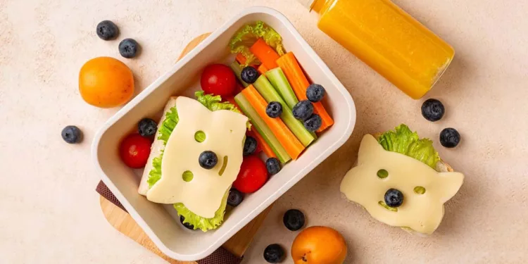 Cuando los niños observan a padres o cuidadores consumir alimentos variados, pueden sentirse más seguros para probarlos.