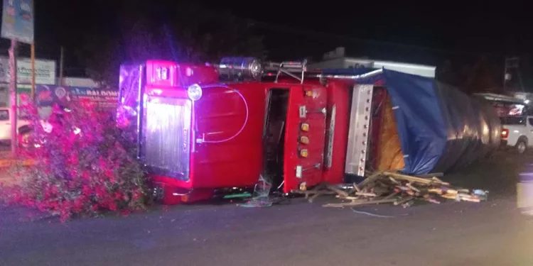 El camión tipo Torton terminó volcado sobre su costado lateral tras perder la estabilidad en el crucero de La Experimental.