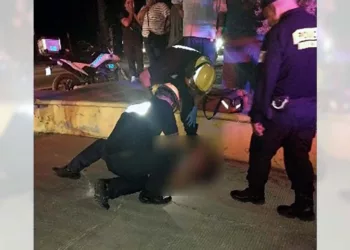 El conductor de 34 años de edad sufrió múltiples lesiones y requirió hospitalización.