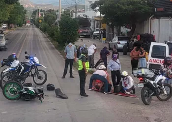 El conductor de la motocicleta resultó con diversas lesiones que ameritaron su hospitalización.
