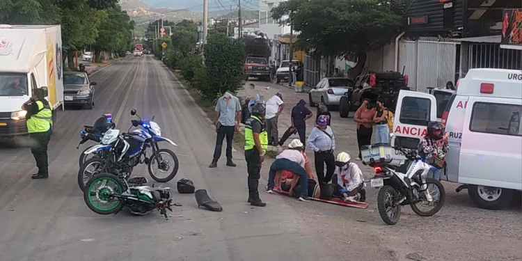 El conductor de la motocicleta resultó con diversas lesiones que ameritaron su hospitalización.