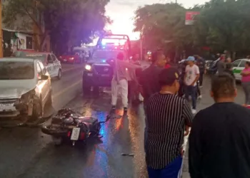 El fuerte impacto frontal provocó cuantiosos daños materiales en ambas unidades.