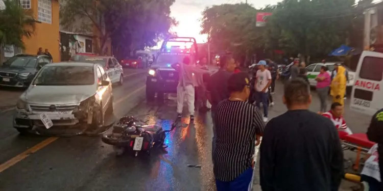 El fuerte impacto frontal provocó cuantiosos daños materiales en ambas unidades.