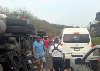 El tractocamión volcado invadió parte del carril derecho de la carretera federal 200.