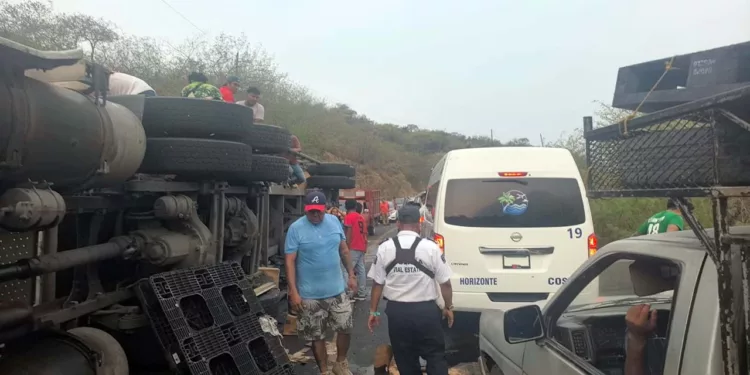 El tractocamión volcado invadió parte del carril derecho de la carretera federal 200.