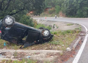 Un vehículo Chevrolet Spark terminó con las llantas hacia arriba en inmediaciones de Miahuatlán.