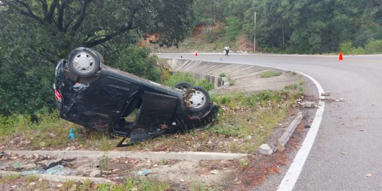 Un vehículo Chevrolet Spark terminó con las llantas hacia arriba en inmediaciones de Miahuatlán.