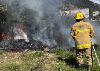 Elementos de Bomberos combatieron las llamas originadas por un basurero clandestino.