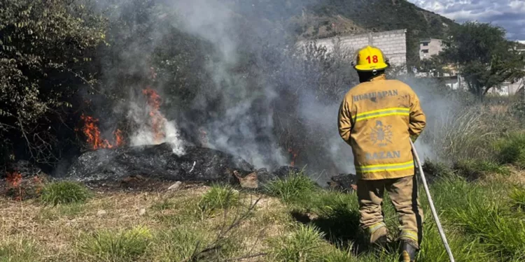 Elementos de Bomberos combatieron las llamas originadas por un basurero clandestino.