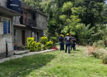 En esta vivienda fue localizada la mujer sin vida.