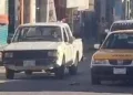 La camioneta blanca y el taxi Nissan Tsuru amarillo con blanco colisionaron sobre la calle Nuyoó.