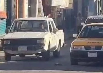 La camioneta blanca y el taxi Nissan Tsuru amarillo con blanco colisionaron sobre la calle Nuyoó.