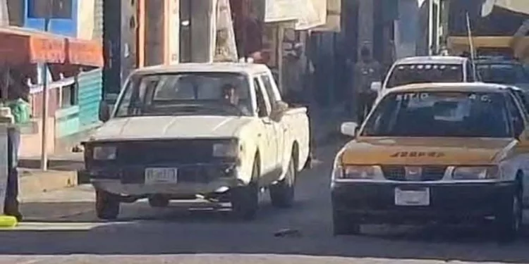 La camioneta blanca y el taxi Nissan Tsuru amarillo con blanco colisionaron sobre la calle Nuyoó.