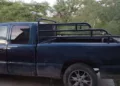 La camioneta sustraída es una Chevrolet Cheyenne, modelo 2006, color azul marino, con placas de circulación HF9407J de Guerrero.