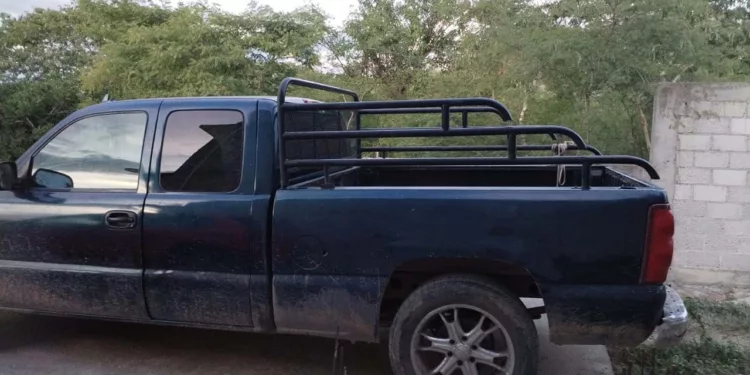 La camioneta sustraída es una Chevrolet Cheyenne, modelo 2006, color azul marino, con placas de circulación HF9407J de Guerrero.