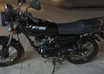 La motocicleta robada frente a las canchas de la UTM es una Italika FT125, color negro.