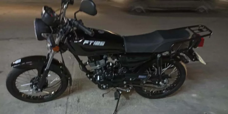 La motocicleta robada frente a las canchas de la UTM es una Italika FT125, color negro.