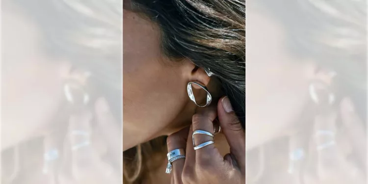 Los piercings ubicados en el cartílago suelen requerir mayor atención que los del lóbulo.