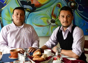 Foto: Rubén Morales // Luis Enrique López Sánchez y José Alim Villanueva Corzo fueron captados por el lente de Estilo Oaxaca durante un desayuno de trabajo.