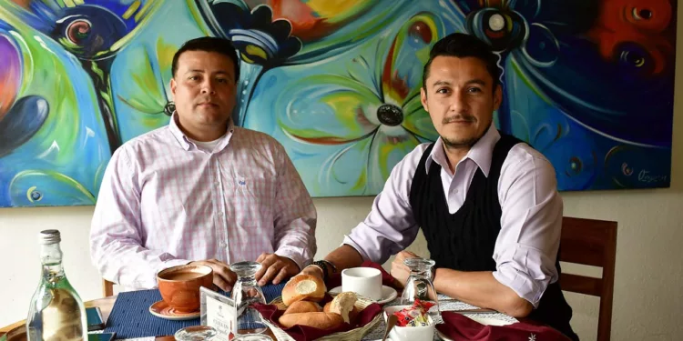 Foto: Rubén Morales // Luis Enrique López Sánchez y José Alim Villanueva Corzo fueron captados por el lente de Estilo Oaxaca durante un desayuno de trabajo.