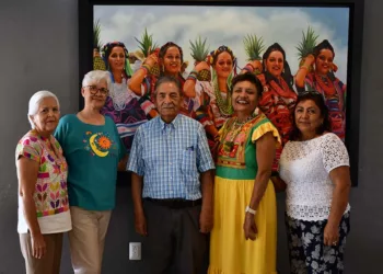 Foto: Rubén Morales // Mercedes Gutiérrez Sigüenza, Maricela López Ayora, Pedro Vásquez Martínez, Mirna Salinas López y Araceli Ruiz Bautista compartieron una agradable reunión de amigos.