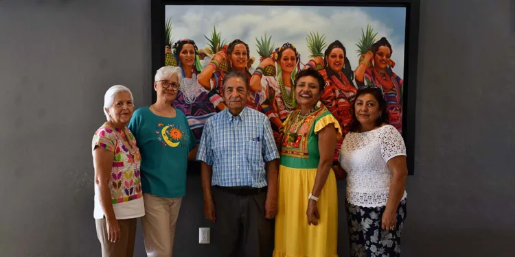 Foto: Rubén Morales // Mercedes Gutiérrez Sigüenza, Maricela López Ayora, Pedro Vásquez Martínez, Mirna Salinas López y Araceli Ruiz Bautista compartieron una agradable reunión de amigos.