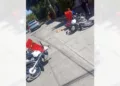 Paramédicos brindaron las primeras atenciones al motociclista herido.