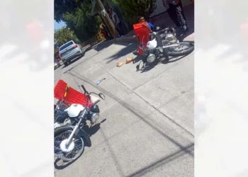 Paramédicos brindaron las primeras atenciones al motociclista herido.