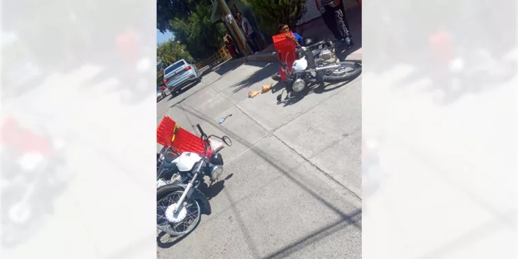 Paramédicos brindaron las primeras atenciones al motociclista herido.