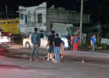 Paramédicos de la Cruz Roja Mexicana brindaron los primeros auxilios al motociclista.