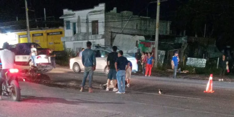 Paramédicos de la Cruz Roja Mexicana brindaron los primeros auxilios al motociclista.