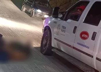 Socorristas estabilizan al conductor antes de trasladarlo de urgencia a un hospital.