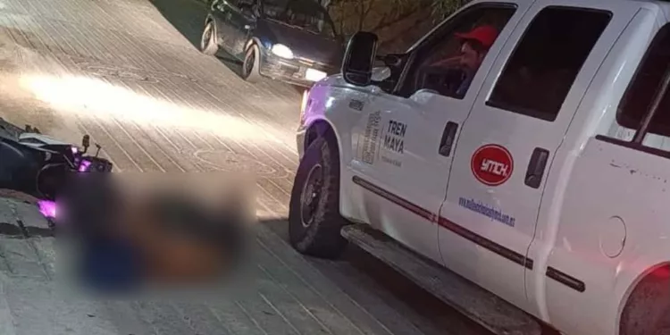 Socorristas estabilizan al conductor antes de trasladarlo de urgencia a un hospital.