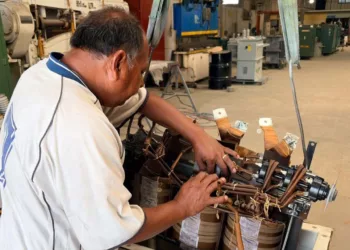 Foto: Gobierno de Oaxaca // Trabajos de rehabilitación del transformador que abastece de electricidad a las máquinas de bombeo de agua de la colonia Estrella.