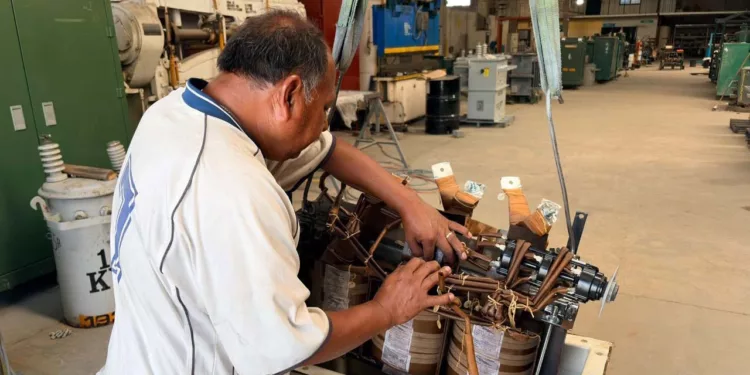 Foto: Gobierno de Oaxaca // Trabajos de rehabilitación del transformador que abastece de electricidad a las máquinas de bombeo de agua de la colonia Estrella.