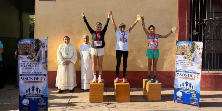 Podio de vencedores de la rama femenil.