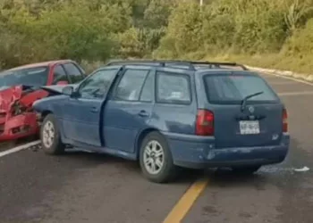 Destrozados del frente terminaron un Pointer azul y un Chevrolet rojo tras colisionar.