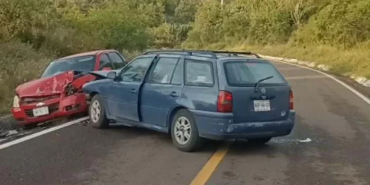 Destrozados del frente terminaron un Pointer azul y un Chevrolet rojo tras colisionar.