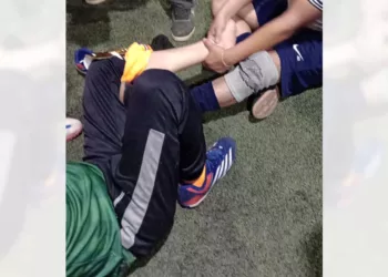 El jugador lesionado recibió atención de un médico que estaba de espectador.