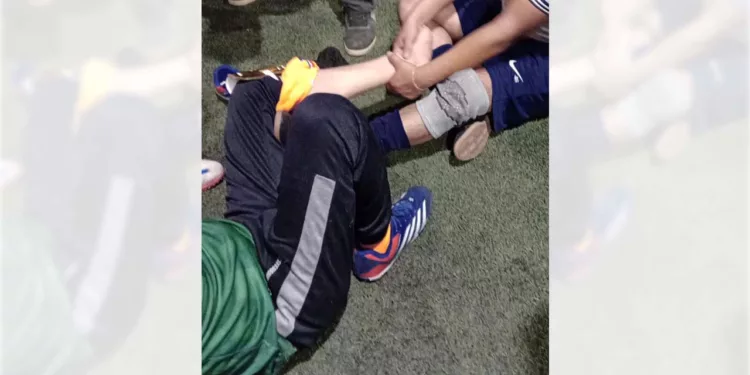 El jugador lesionado recibió atención de un médico que estaba de espectador.