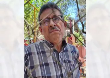 Este es el funcionario que corrió al comunicador.