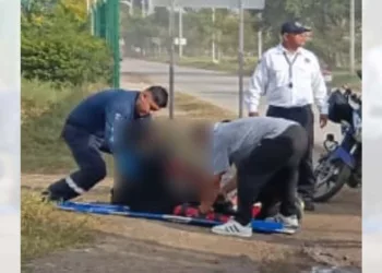 La conductora fue atendida por los servicios de emergencia.